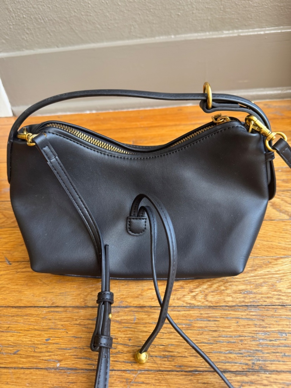 Zara Mini Bucket Bag with Ball Detail. Color Black - Picture 7 of 8
